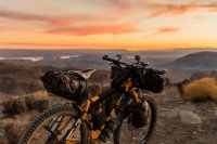 Bikepacken is de reistrend die verslavend simpel is