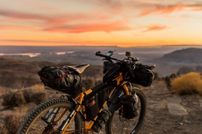 Bikepacken is de reistrend die verslavend simpel is